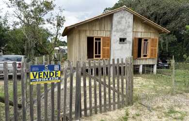 Imagem: A casa possui 2 Dormitórios, 1 Banheiro, 2 Vagas na garagem