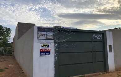 Imagem: A casa à venda possui 2 Dormitórios, 1 Banheiro, 2 Vagas na