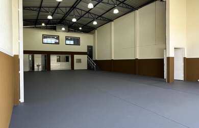 Imagem: O depósito possui 3 Banheiros, 280m² de Área Privada e está