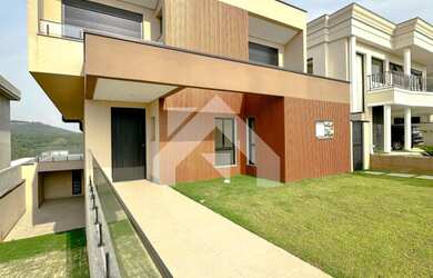 Imagem: A casa em condomínio possui 4 Dormitórios, 4 Suítes, 8 Vagas