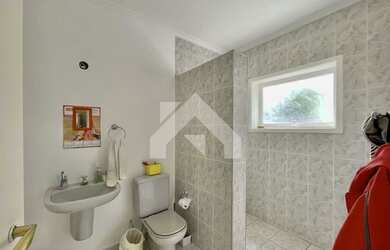 Imagem: A casa em condomínio possui 4 Dormitórios, 4 Suítes, 6 Banheiros