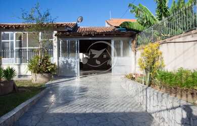 Imagem: A casa possui 3 Dormitórios, 3 Banheiros, 4 Vagas na garagem