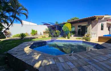 Imagem: A casa possui 5 Dormitórios, 5 Banheiros, 4 Vagas na garagem