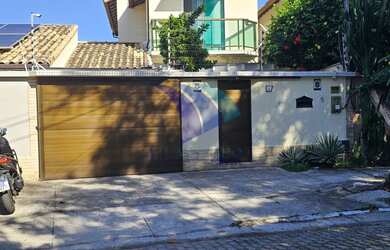 Imagem: A casa possui 3 Dormitórios, 3 Banheiros, 2 Vagas na garagem