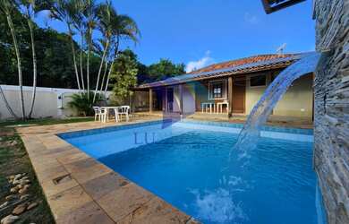 Imagem: A casa possui 3 Dormitórios, 3 Banheiros, 3 Vagas na garagem