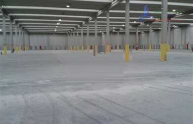 Imagem: O depósito possui 44 Banheiros, 30 Vagas na garagem, 63.655m²