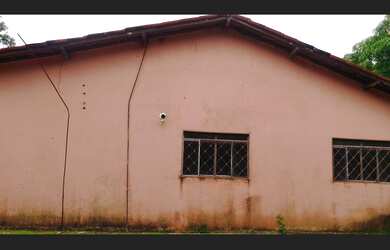 Imagem: A chácara possui 4 Dormitórios, 1 Suíte, 2 Banheiros, Acomodam