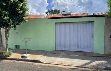 Imagem: A casa possui 2 Dormitórios, 1 Banheiro, 2 Vagas na garagem