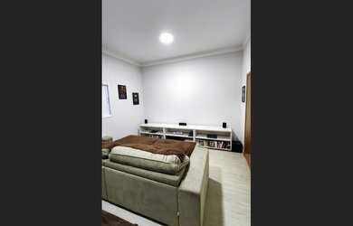 Imagem: O apartamento possui 3 Dormitórios, 2 Suítes, 1 Banheiro