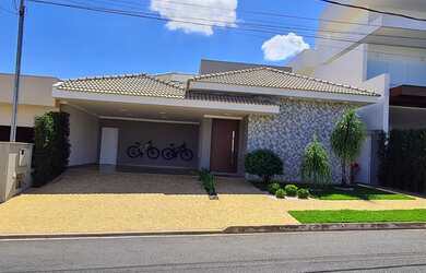 Imagem: A casa em condomínio possui 4 Dormitórios, 4 Suítes, 5 Banheiros