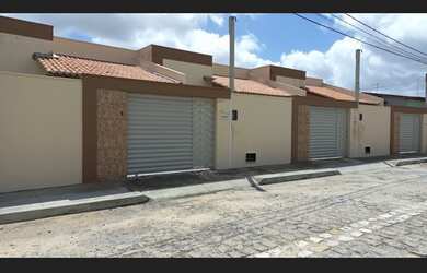 Imagem: A casa possui 2 Dormitórios, 1 Suíte, 2 Banheiros, Acomodam