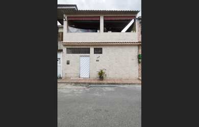 Imagem: A casa possui 3 Dormitórios, 1 Suíte, 3 Banheiros, Acomodam