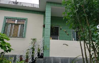 Imagem: A casa possui 4 Dormitórios, 1 Suíte, 3 Banheiros, 4 Vagas