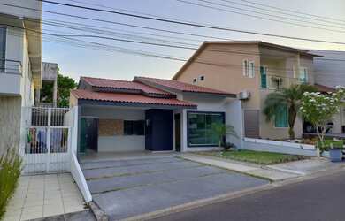 Imagem: A casa em condomínio possui 4 Dormitórios, 3 Suítes, 4 Banheiros