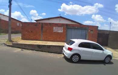 Imagem: A casa possui 3 Dormitórios, 1 Suíte, 2 Banheiros, 3 Vagas