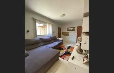 Imagem: A casa possui 2 Dormitórios, 1 Suíte, 2 Banheiros, 80m² de