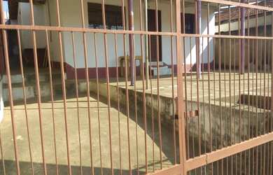 Imagem: A casa possui 3 Dormitórios, 2 Banheiros, 1 Vaga na garagem