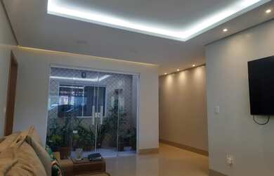 Imagem: A casa possui 4 Dormitórios, 1 Suíte, 4 Banheiros, 3 Vagas