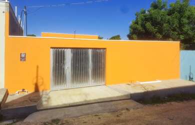 Imagem: A casa possui 2 Dormitórios, 1 Banheiro, 1 Vaga na garagem