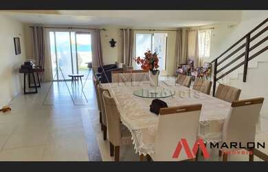 Imagem: A casa possui 5 Dormitórios, 2 Suítes, 3 Banheiros, 2 Vagas