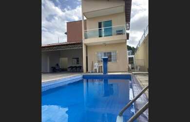 Imagem: A casa possui 4 Dormitórios, 3 Suítes, 1 Banheiro, 2 Vagas