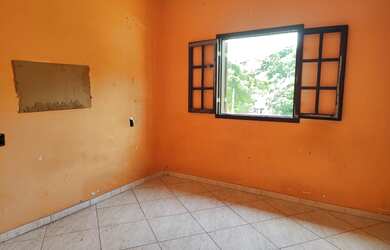 Imagem: A casa possui 4 Dormitórios, 1 Banheiro e está localizado