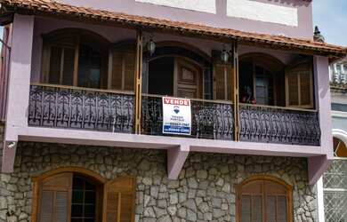 Imagem: A casa possui 6 Dormitórios, 1 Suíte, 3 Banheiros, 177m²