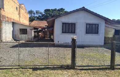 Imagem: A casa possui 3 Dormitórios, 1 Banheiro e 1 Vaga na garagem