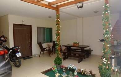 Imagem: A casa em condomínio possui 3 Dormitórios, 1 Suíte, 2 Banheiros