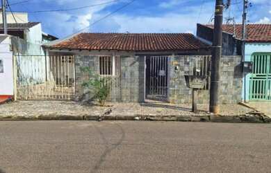 Imagem: A casa possui 3 Dormitórios, 2 Suítes, 2 Banheiros, Acomodam