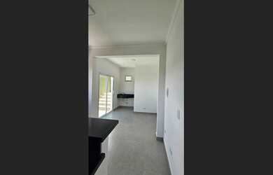 Imagem: A casa possui 2 Dormitórios, 2 Banheiros, 1 Vaga na garagem