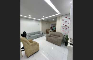 Imagem: A casa possui 4 Dormitórios, 4 Banheiros, 3 Vagas na garagem