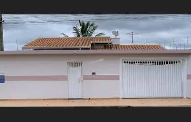 Imagem: A casa possui 2 Dormitórios, 1 Suíte, 2 Banheiros e 2 Vagas