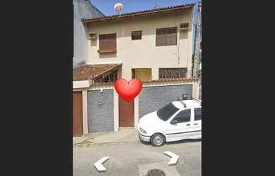 Imagem: A casa possui 2 Dormitórios, 2 Banheiros, 2 Vagas na garagem