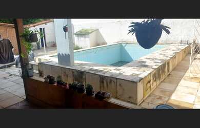 Imagem: A casa possui 6 Dormitórios, 2 Suítes, 2 Banheiros, 4 Vagas