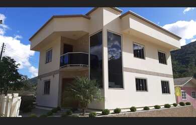 Imagem: A casa possui 3 Dormitórios, 1 Suíte, 2 3 Banheiros, Acomodam