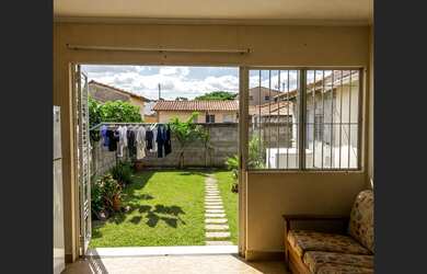 Imagem: A casa possui 2 Dormitórios, 1 Banheiro, 2 Vagas na garagem