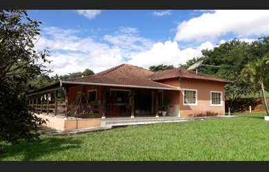 Imagem: A chácara possui 3 Dormitórios, 2 Banheiros, 12.000m² de