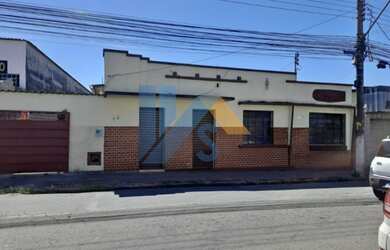 Imagem: A casa possui 3 Dormitórios, 1 Banheiro, 3 Vagas na garagem