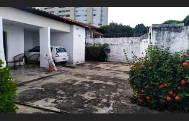 Imagem: A casa possui 3 Dormitórios, 1 Suíte, 1 Banheiro, 2 Vagas