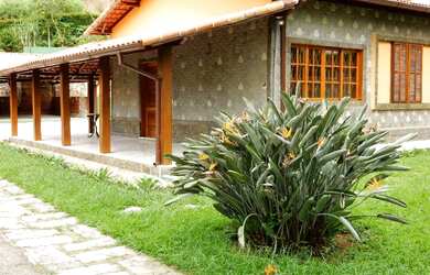 Imagem: A casa possui 6 Dormitórios, 2 Suítes, 3 Banheiros, 6 Vagas