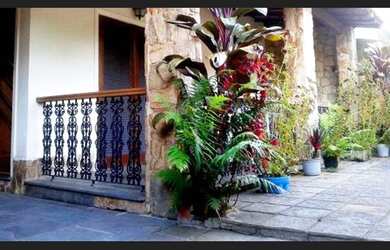 Imagem: A casa possui 5 Dormitórios, 1 Suíte, 3 Banheiros, 4 Vagas