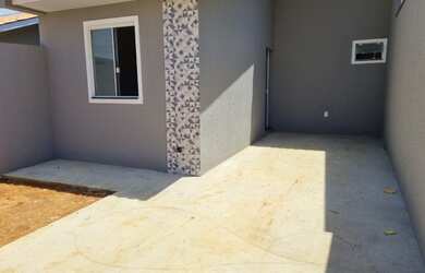 Imagem: A casa possui 2 Dormitórios, 1 Banheiro, 2 Vagas na garagem