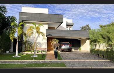 Imagem: A casa em condomínio possui 5 Dormitórios, 4 Suítes, 2 Banheiros