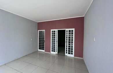 Imagem: A casa possui 4 Dormitórios, 3 Suítes, 4 Banheiros, 2 Vagas