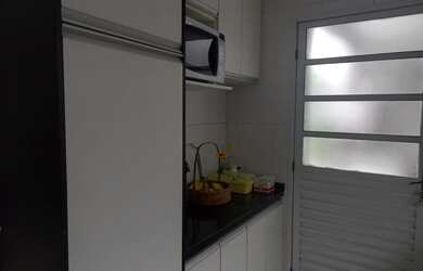 Imagem: A casa em condomínio possui 2 Dormitórios, 1 Suíte, 2 Banheiros