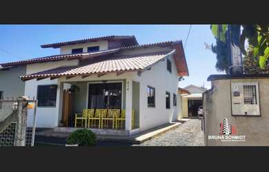 Imagem: A casa possui 3 Dormitórios, 1 Suíte, 2 Banheiros, Acomodam