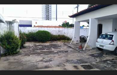 Imagem: A casa possui 4 Dormitórios, 1 Suíte, 1 Banheiro, 2 Vagas