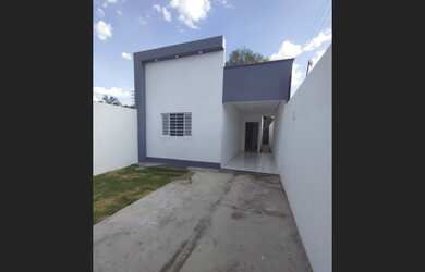 Imagem: A casa possui 2 Dormitórios, 1 Suíte, 1 Banheiro, 2 Vagas