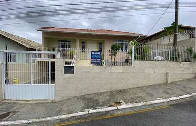 Imagem: A casa possui 3 Dormitórios, 1 Suíte, 2 Banheiros, 5 Vagas